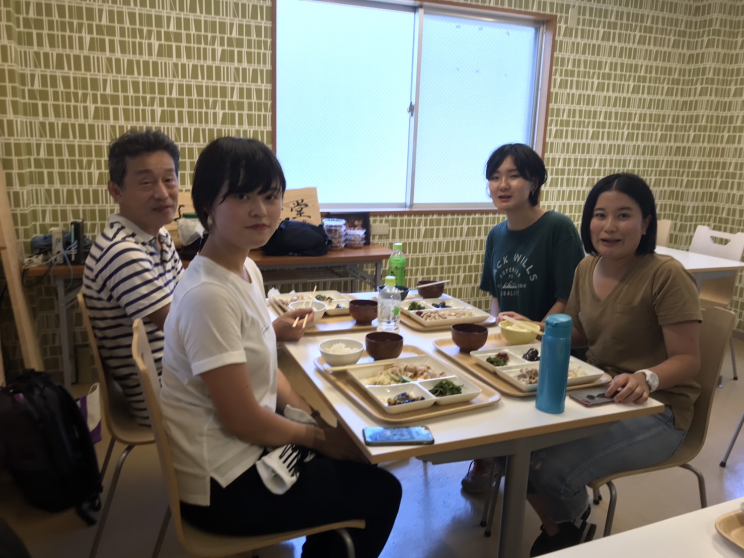 なでしこ食堂でお昼ご飯を食べる同志社女子大の教授と学生さん