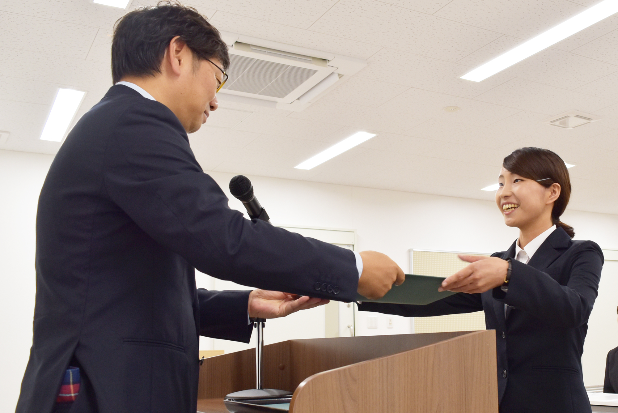 内定通知書を渡します。