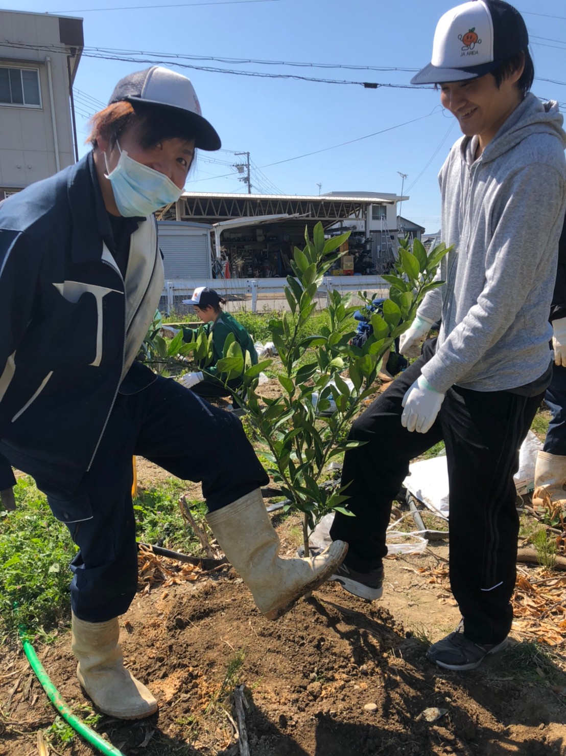 生産部2年目久保くん（左）と製造部製造課配属西岡くん（右）