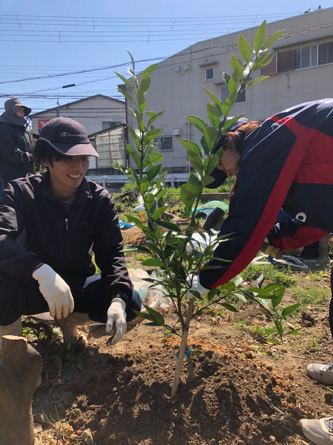 生産部5年目古田くん（左）総務部EC事業課配属泉さん（右）