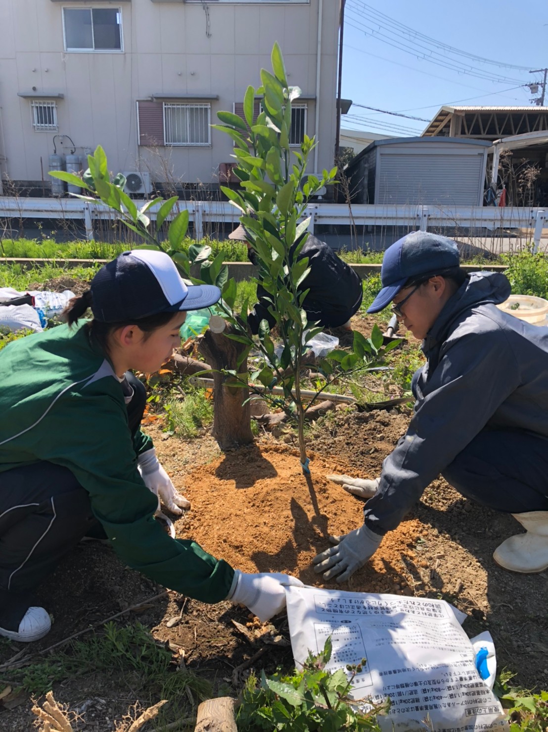 営業部配属上地さん（左）と岩倉課長