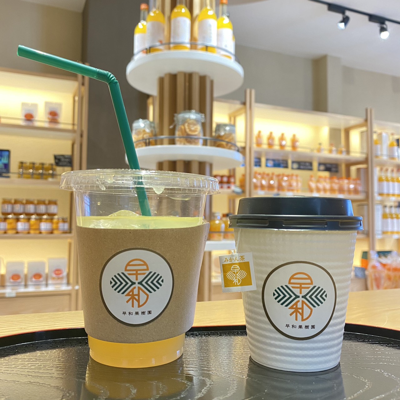 テイクアウトのカフェメニュー　果樹園のみかん茶 （左）アイス150円　（右）ホット100円