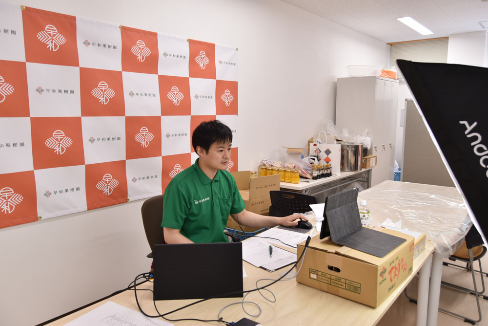 司会者は総務部・木村主任が担当