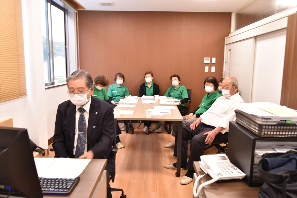 最後は会長の挨拶で締め。
早和なでしこのメンバーが後ろで見守ります。