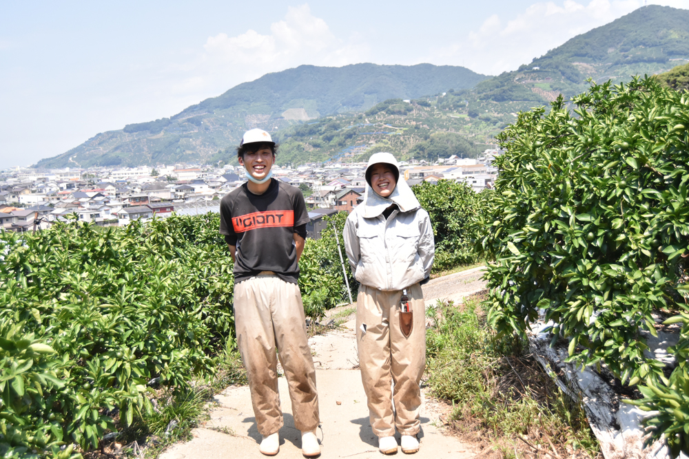 生産部6年目古田さん(左)と新入社員増田さん(右)