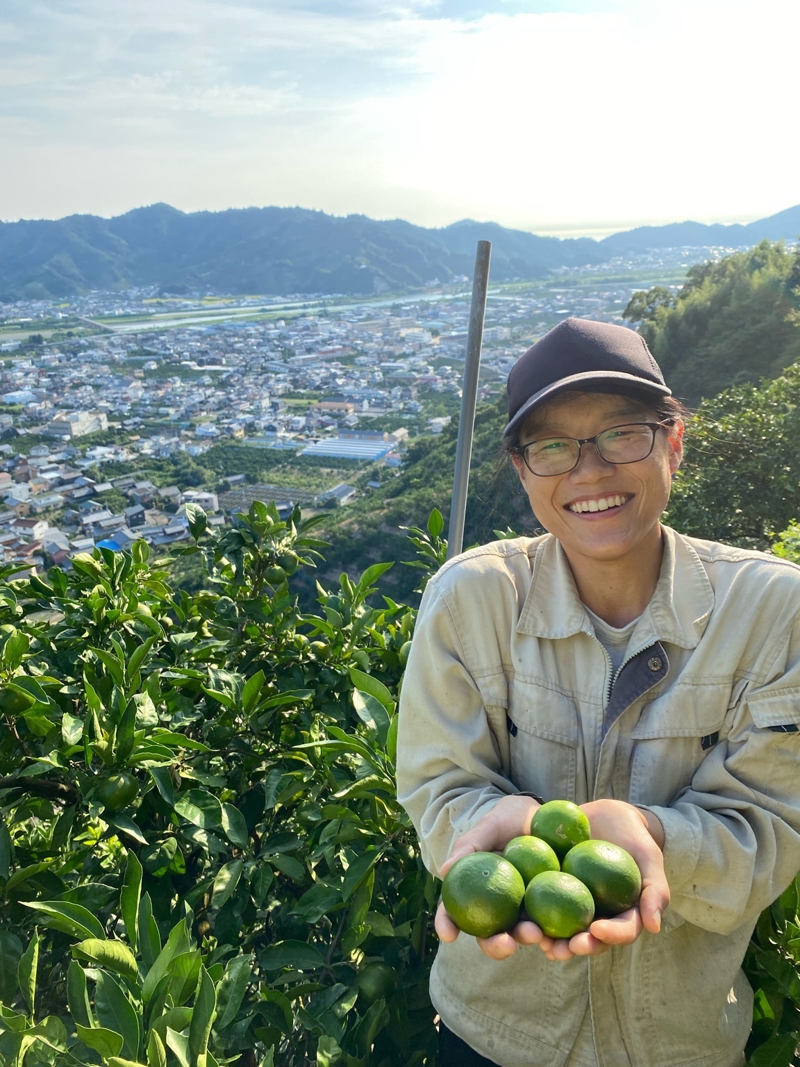 早和果樹園生産部が栽培した新林みかんをもつ岩倉主任