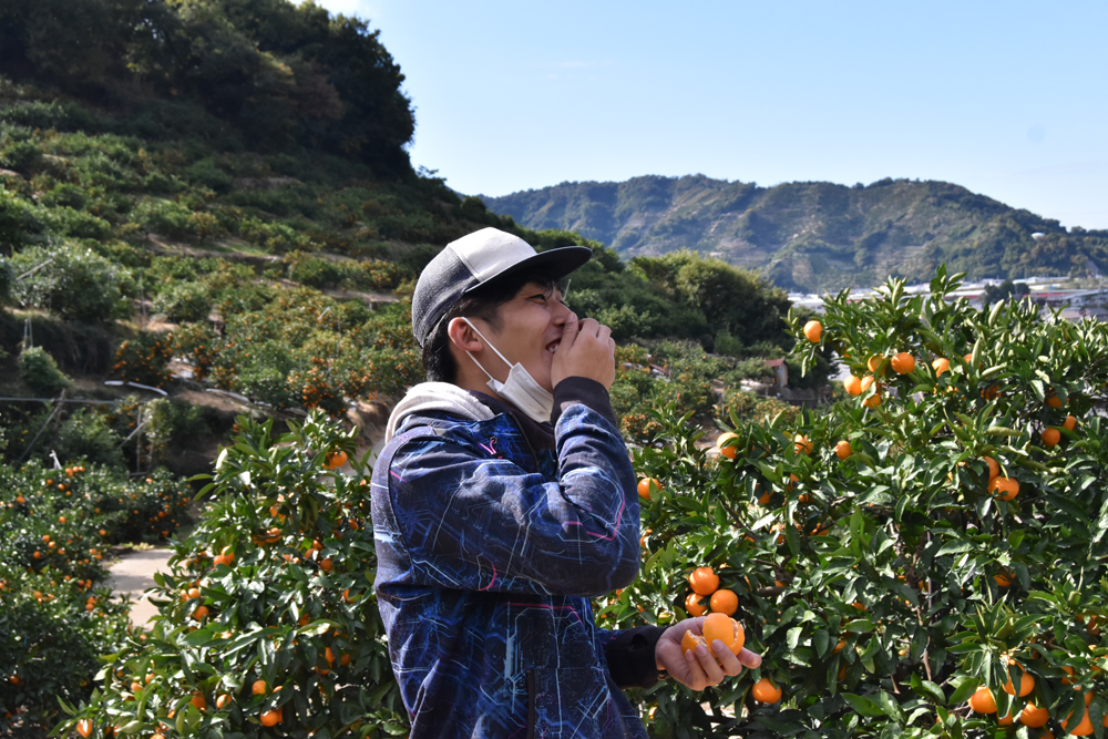 みかんを食べる古田さんもこの笑顔