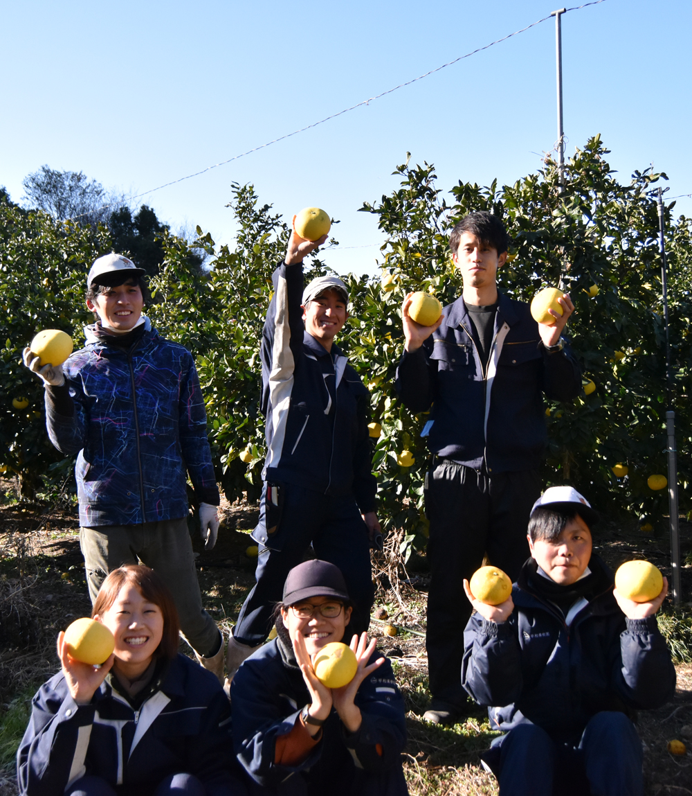 早和果樹園生産部が早和の香を手にもっている