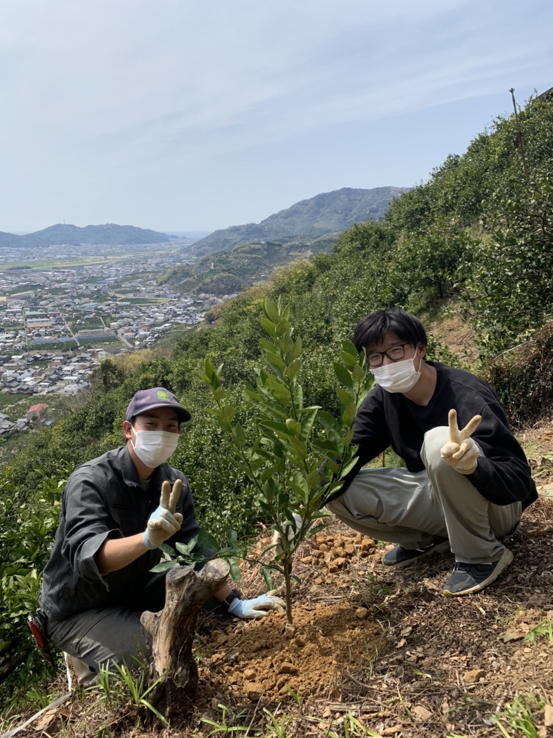 生産部2年目山中くん(左)と発送部発送課配属生駒くん(右)