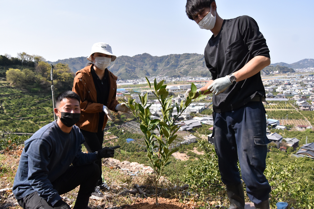 製造部製造課配属小畑くん(左下)と営業部業務課配属堀内さん(左上)と生産部4年目橘さん(右)