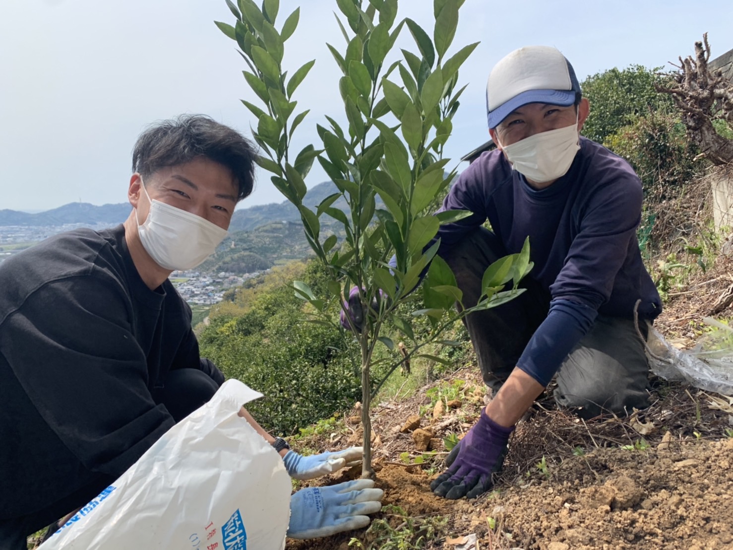 製造部製造課配属上野山くん(左)と太田主任(右)