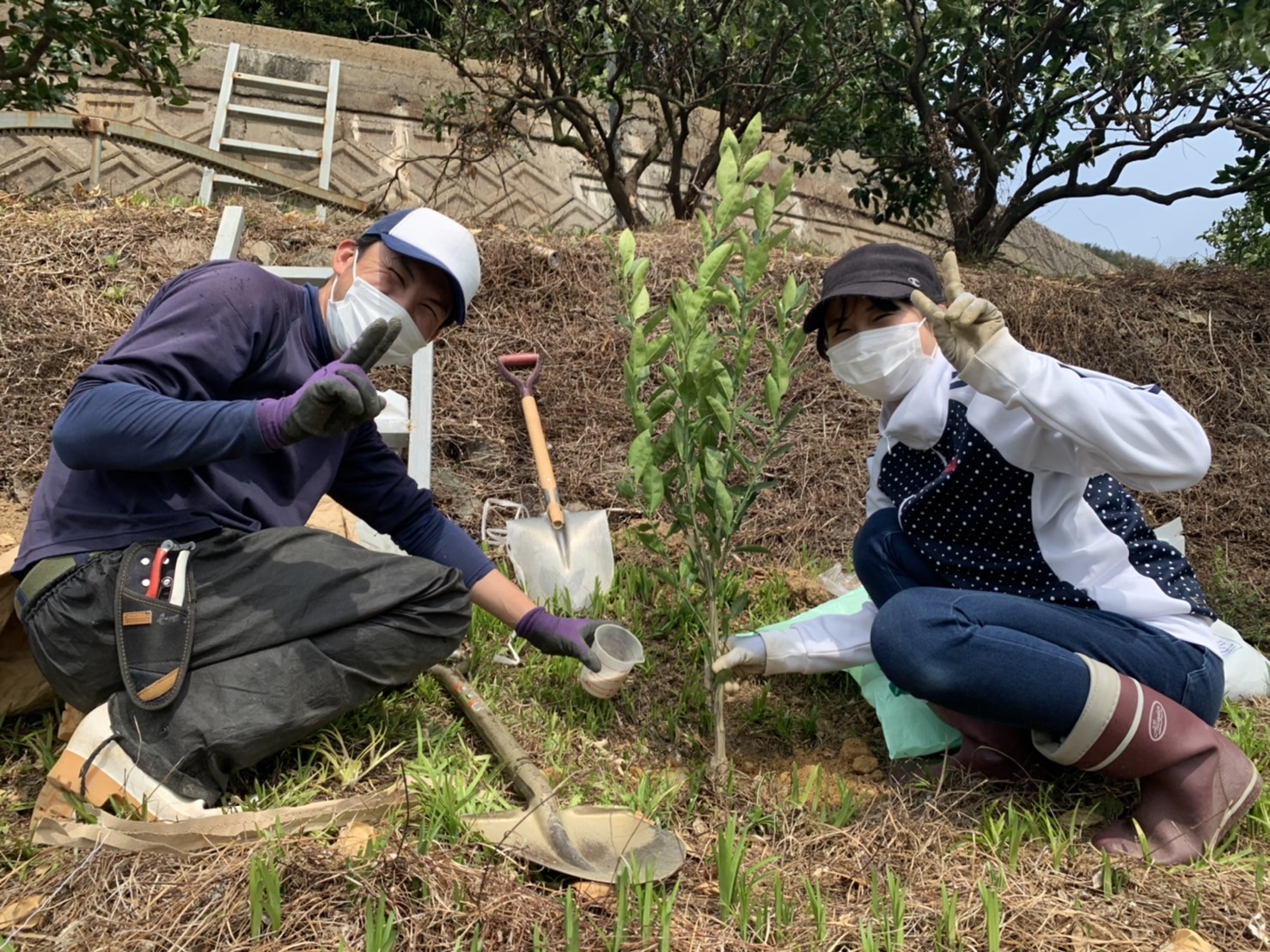 太田主任(左)と製造部製造課配属倉増さん(右)