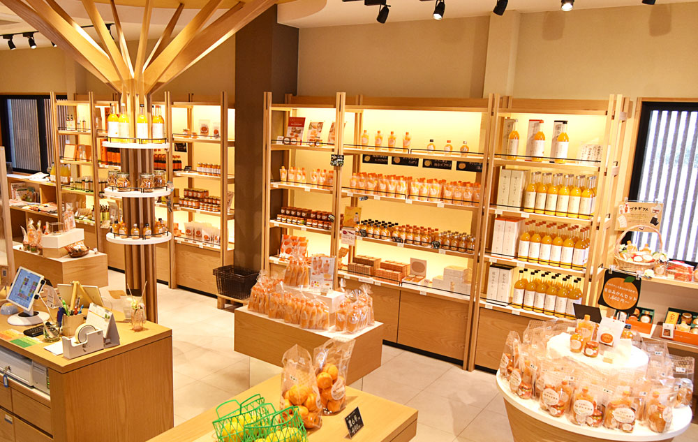 みかんを使った商品がたくさん並ぶ早和果樹園本社店店内