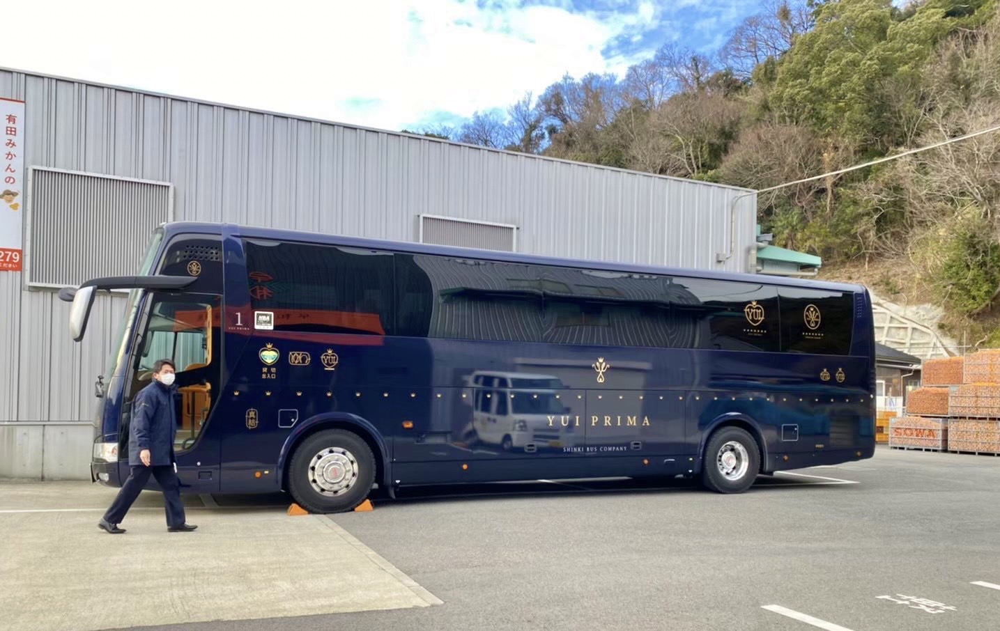 神姫バス株式会社　ゆいのバスが早和果樹園本社店に停車