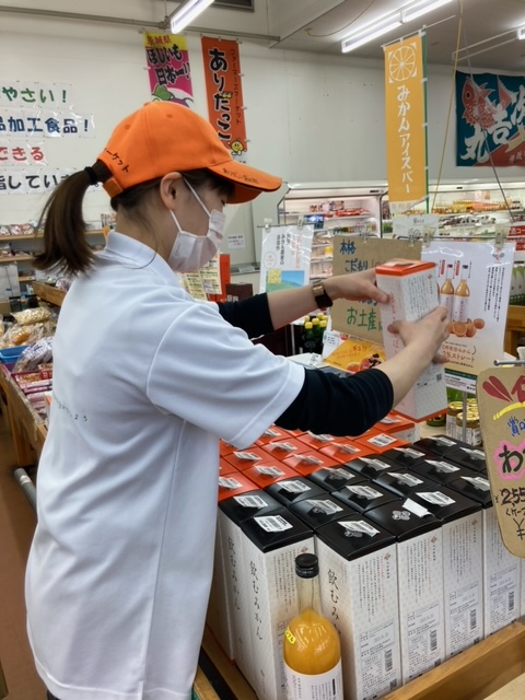 商品を店頭に並べる