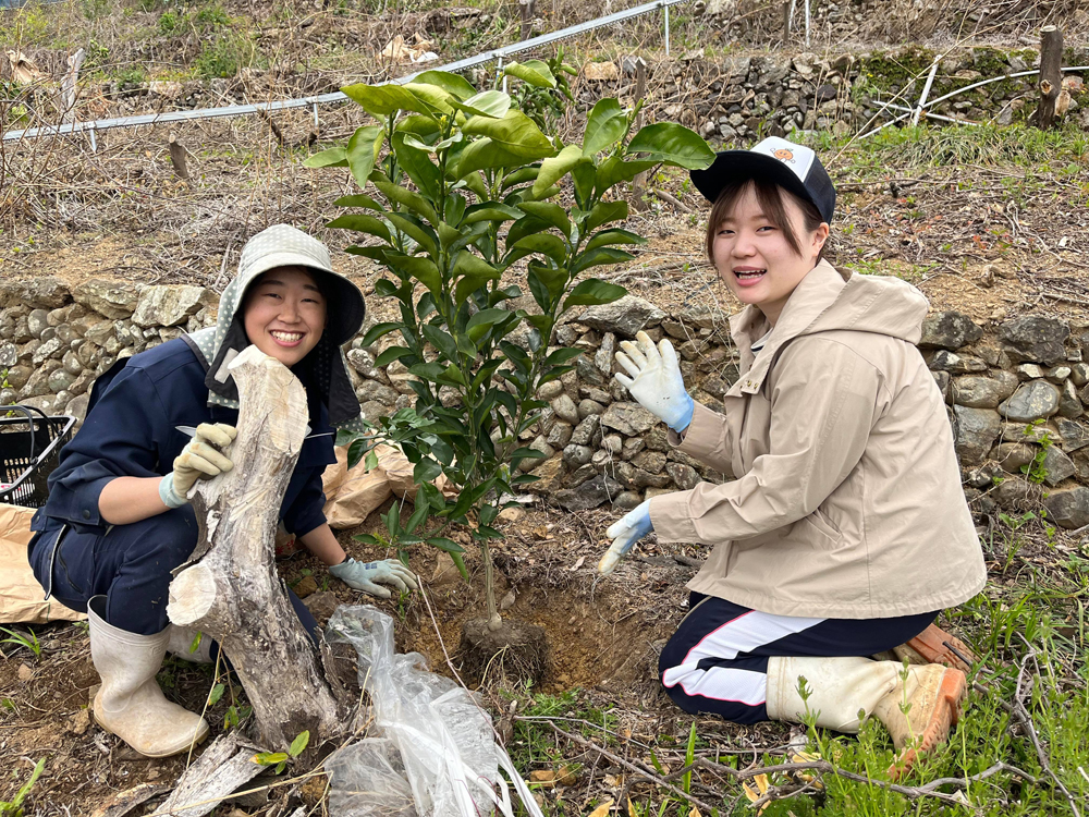 増田さん(左)と営業部配属安達さん(右)