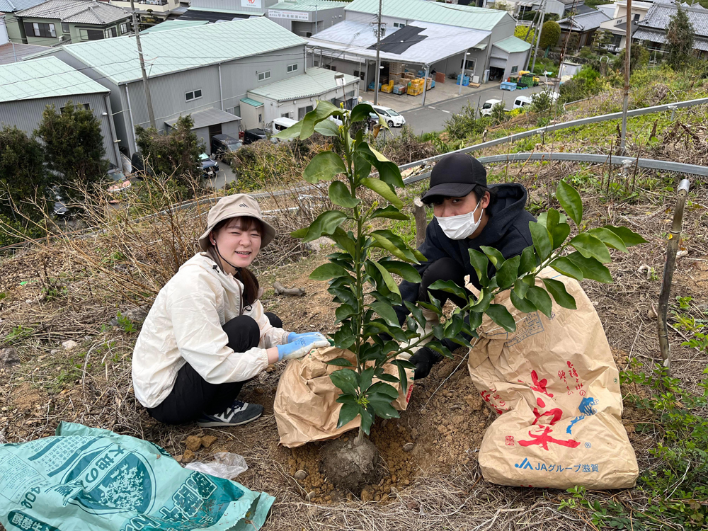 古田主任(右)と直販部配属山本さん(左)